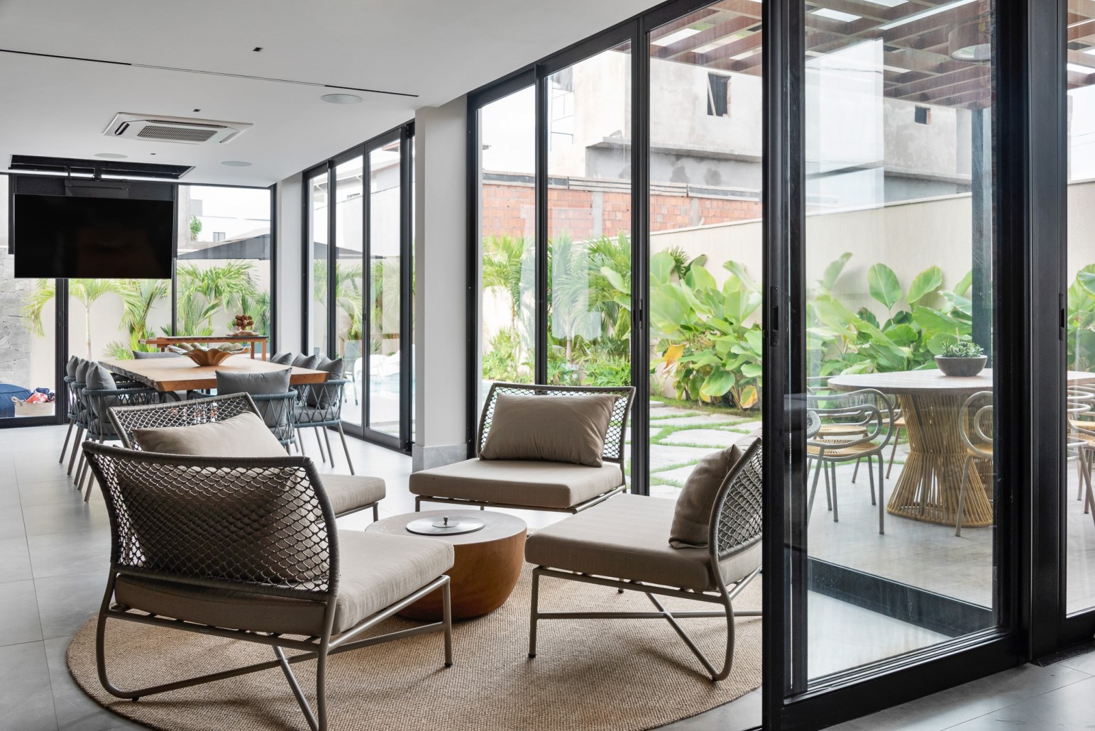 Casa Urban — interior integrado por Grace Dantas