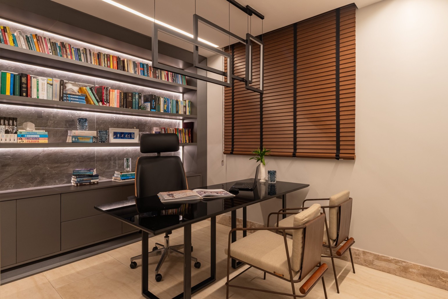 Casa Enseada — home office com biblioteca iluminada
