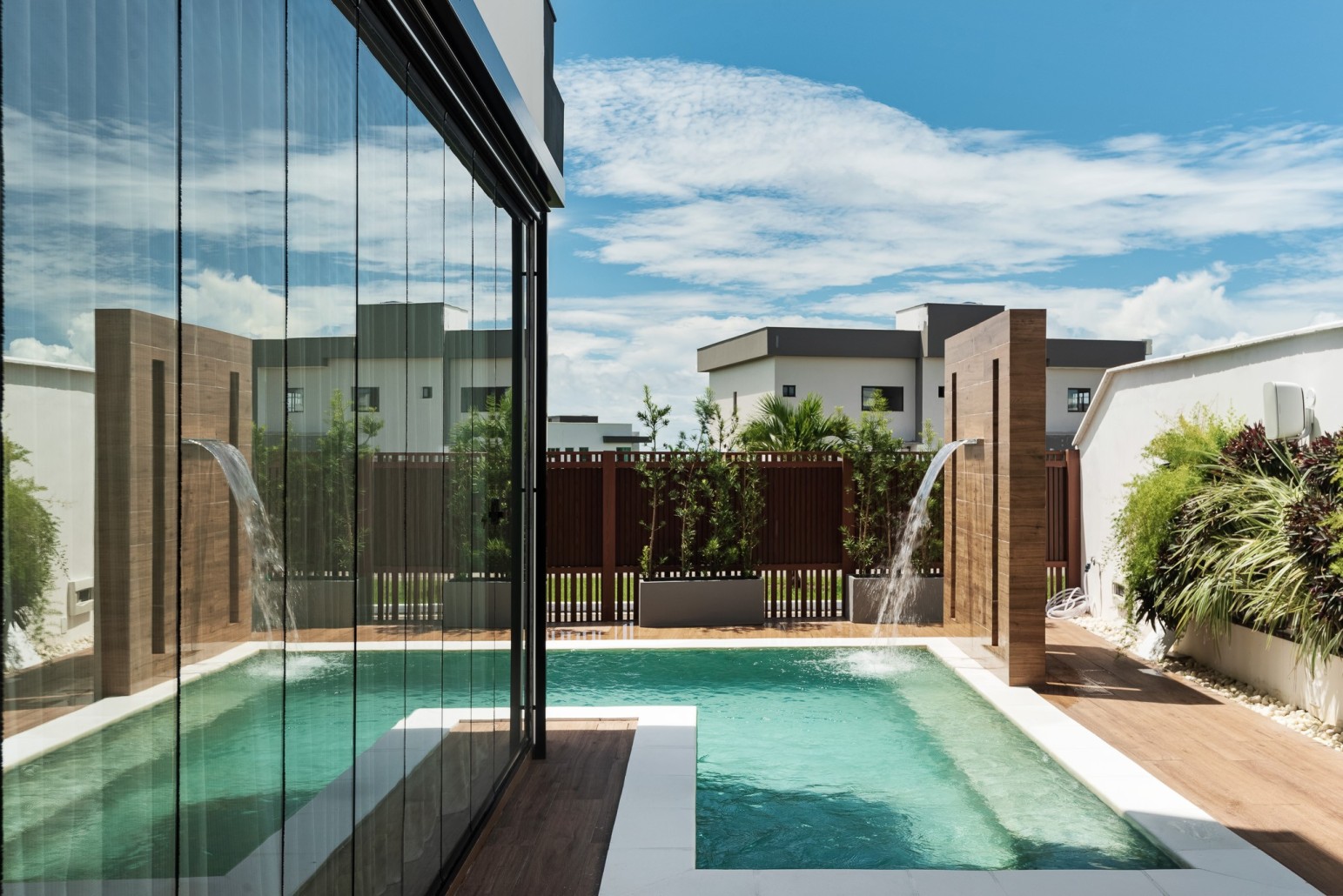 Casa Canes — piscina com cascatas