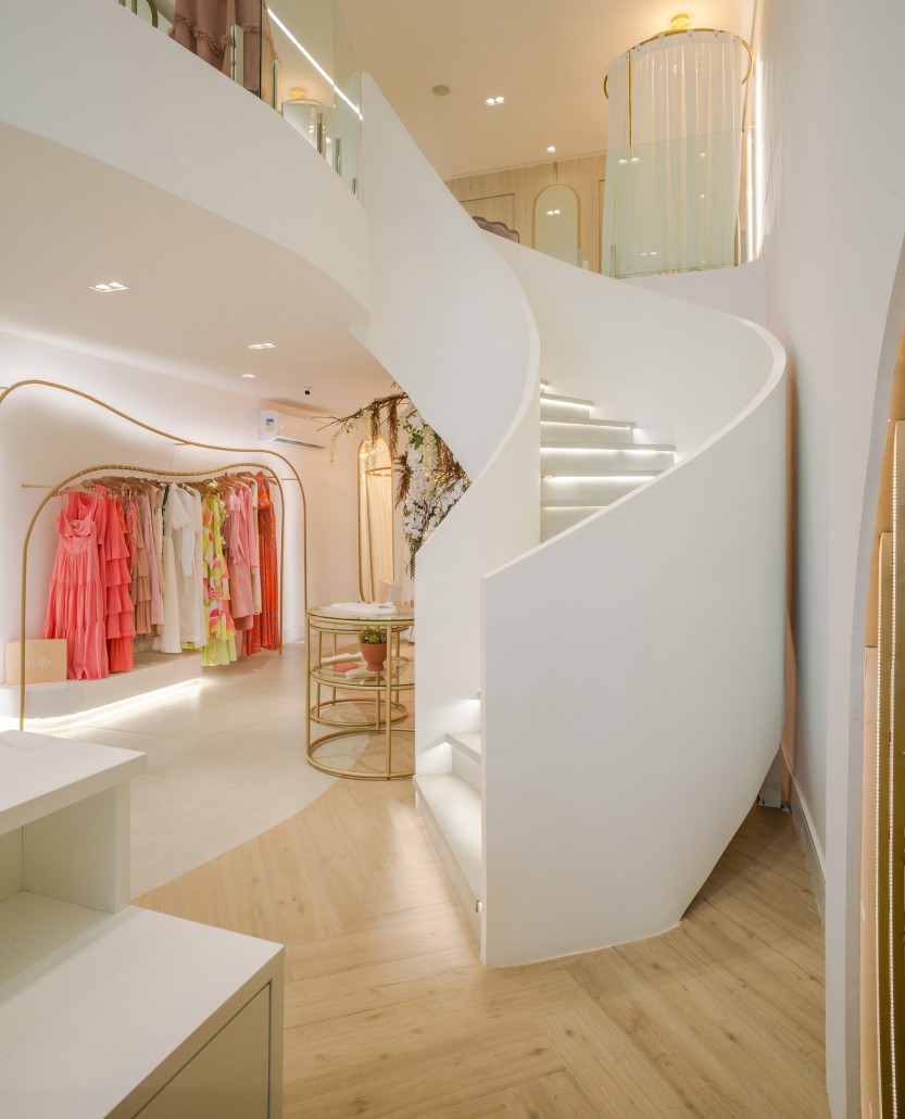 Loja Trellis — escada espiral em ambiente comercial